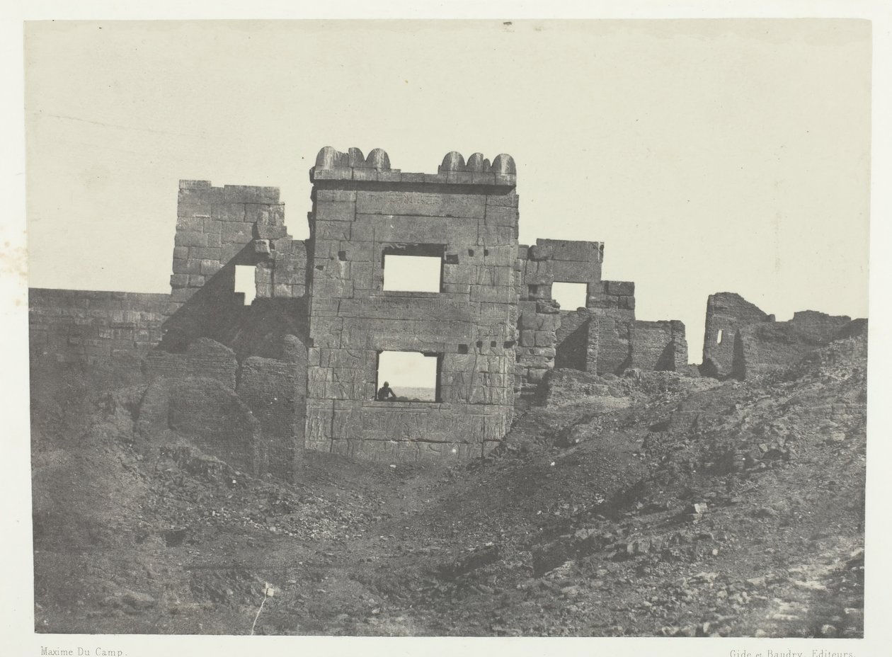 Medinet-Habou, østlige facade af Gyneceum af Ramses-Mèiamoun, Theben, 184951, trykt 1852. af Maxime Du Camp