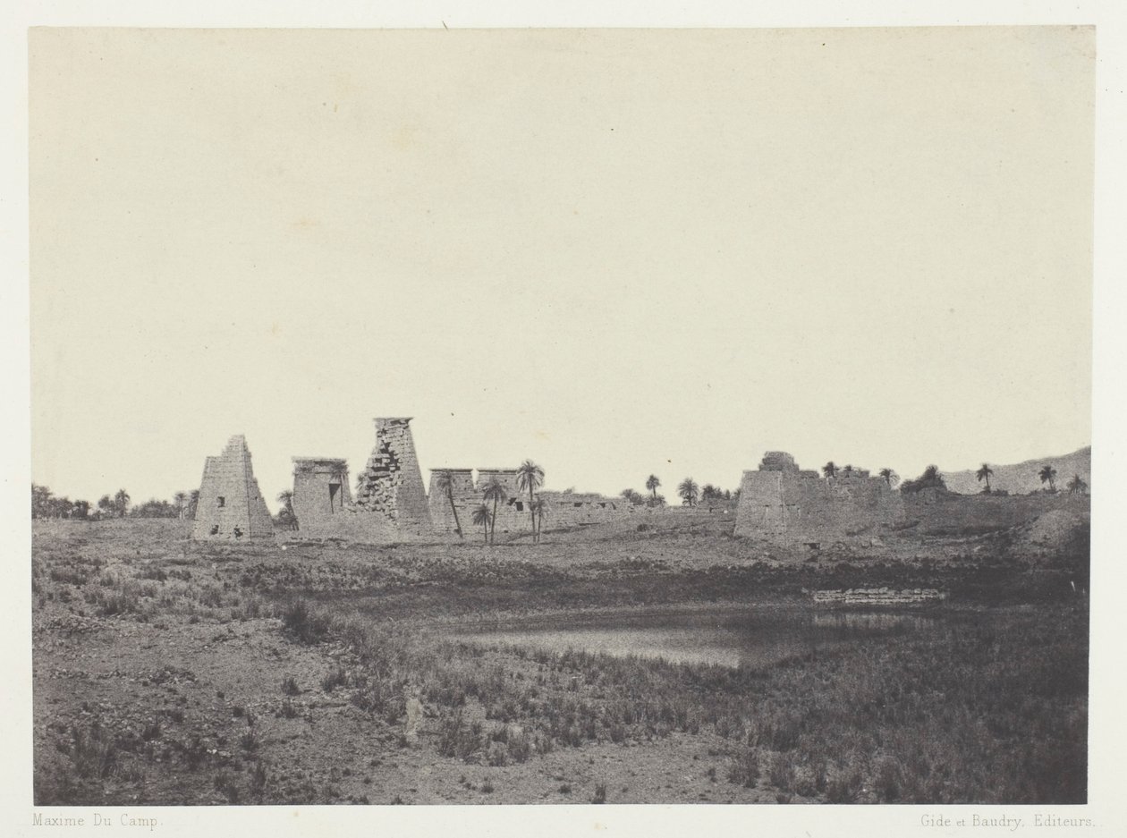 Karnak Palace, South Propylaea; Theben af Maxime Du Camp