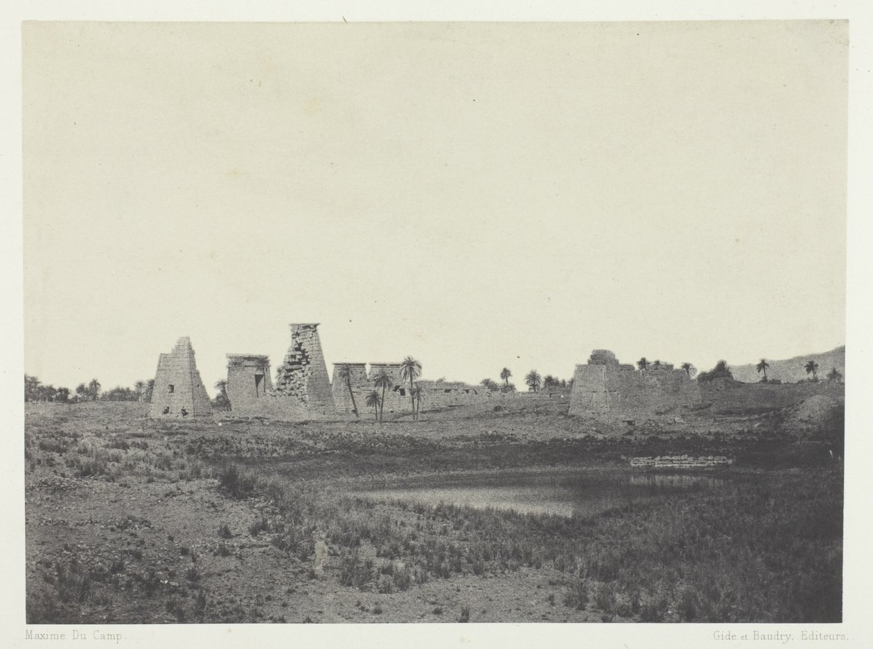 Karnak Palace, South Propylaea; Theben af Maxime Du Camp