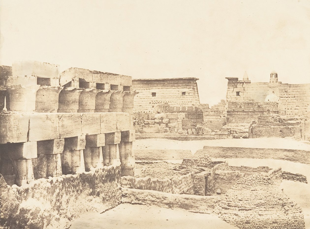 Paladset og landsbyen Luxor, taget fra syden, Theben, 1849-50. af Maxime Du Camp