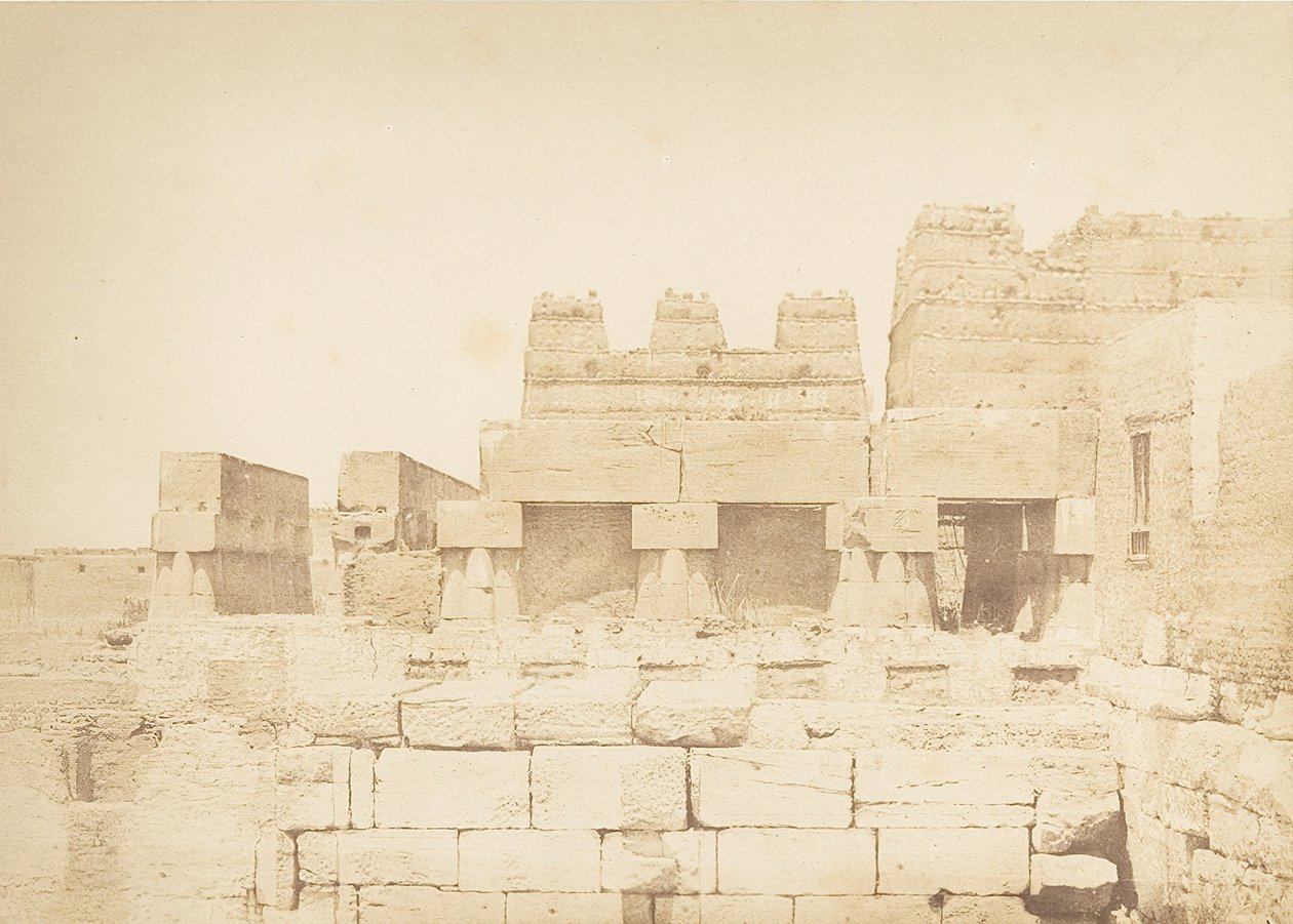 Dueslag bygget på den sydlige søjlegang i paladset Amenhotep III i Luxor, Theben, 1849-50. af Maxime Du Camp