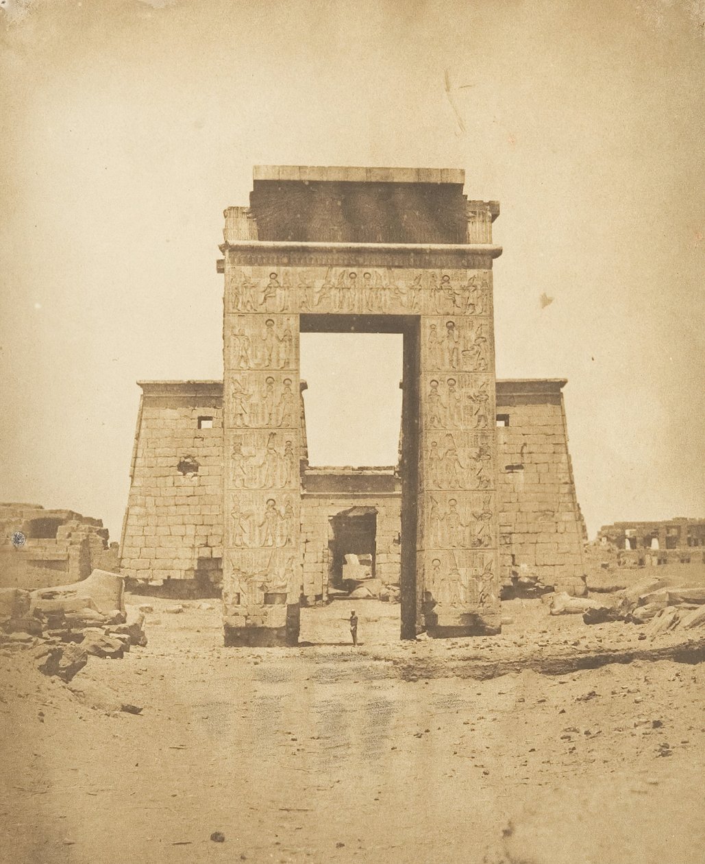 Propylon fra Temple of Khons, i Karnac, Theben, 1849-50. af Maxime Du Camp