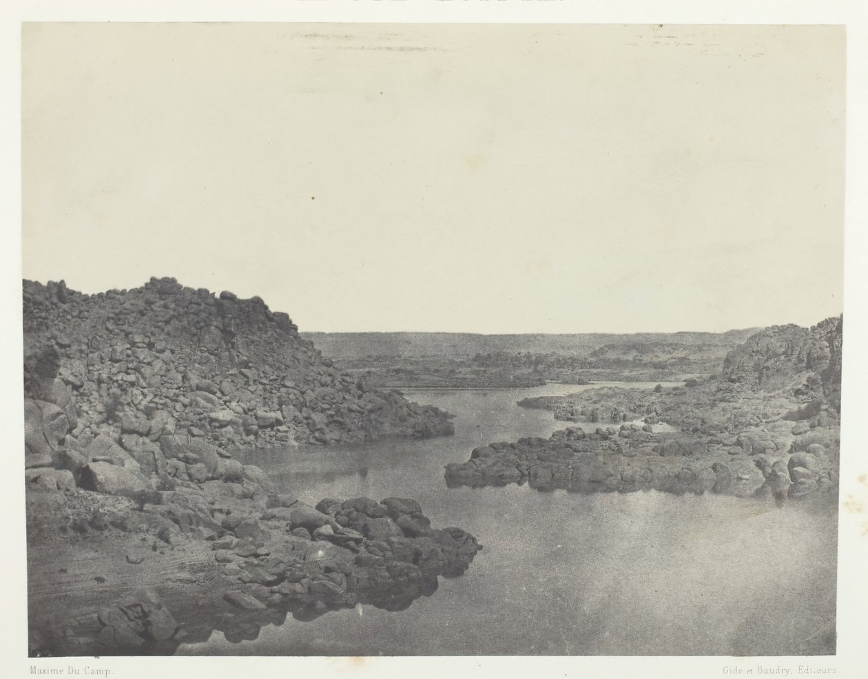 Udgang fra den første grå stær, Øvre Egypten, 184951, trykt 1852. af Maxime Du Camp