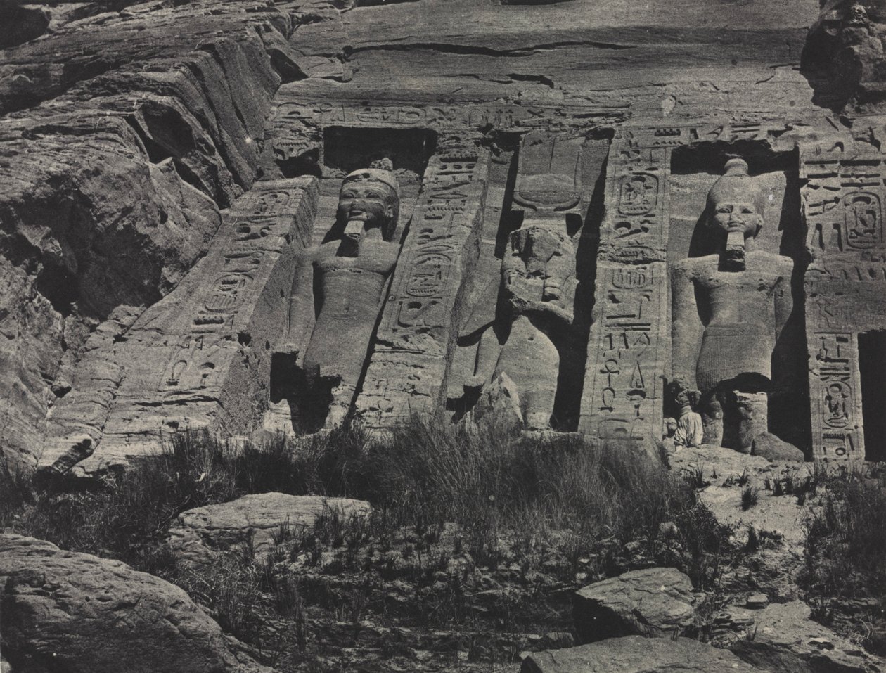 Den sydlige del af Hathors klippeudskårne tempel, Abu Simbel, 1850. af Maxime Du Camp