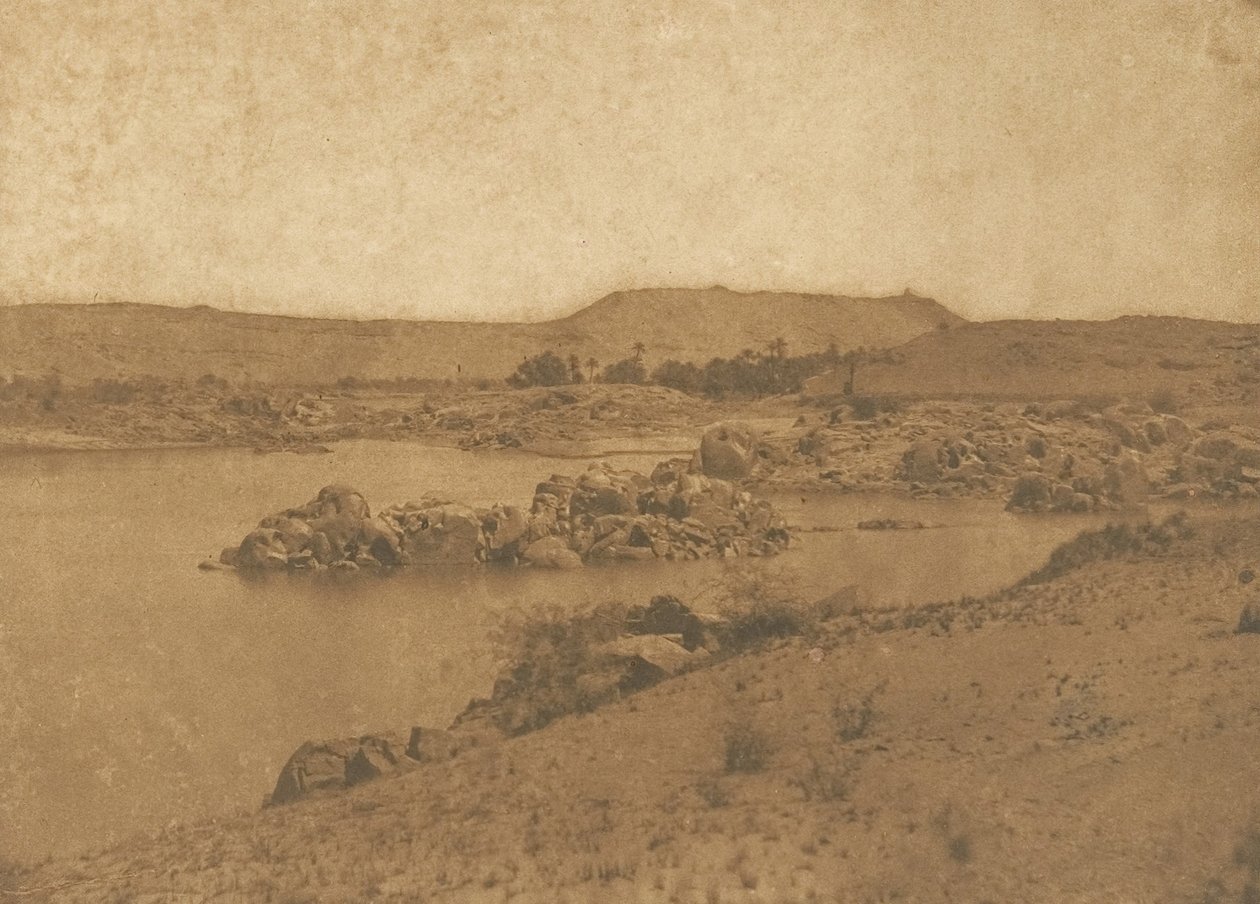 Udsigt over den første grå stær, taget fra vesten, mellem Aswan og Philae, 1849-50. af Maxime Du Camp