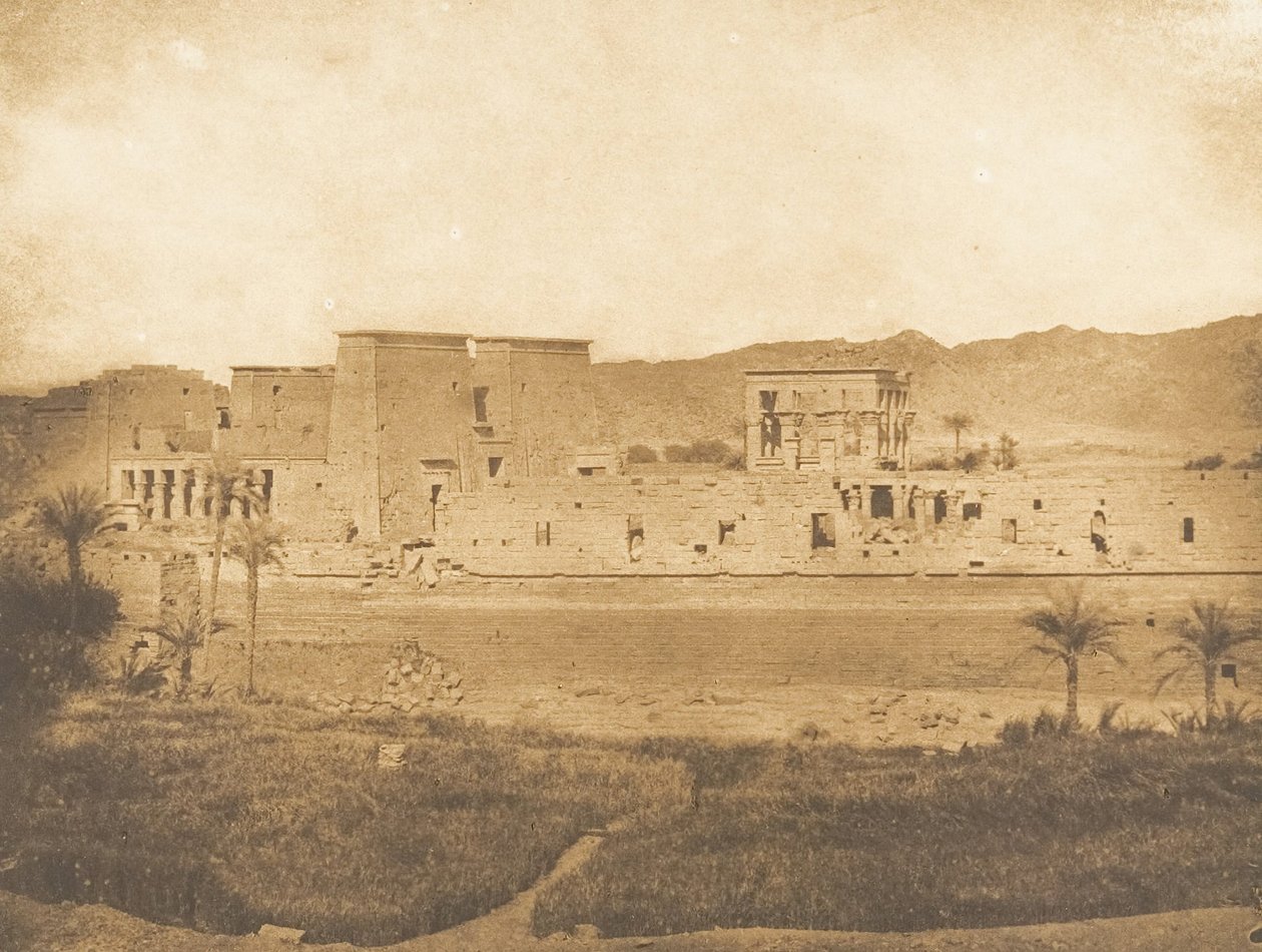 Generelt billede af øen Philae, taget fra øen West Begueh, 1849-50. af Maxime Du Camp