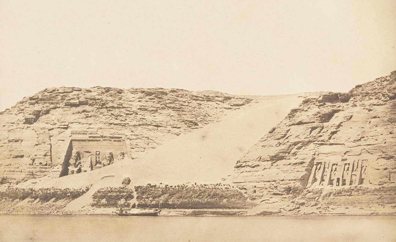 Generelt billede af Speos af Phré og Athor, ved Abousemblil, taget fra øen, 29. marts 1850. af Maxime Du Camp