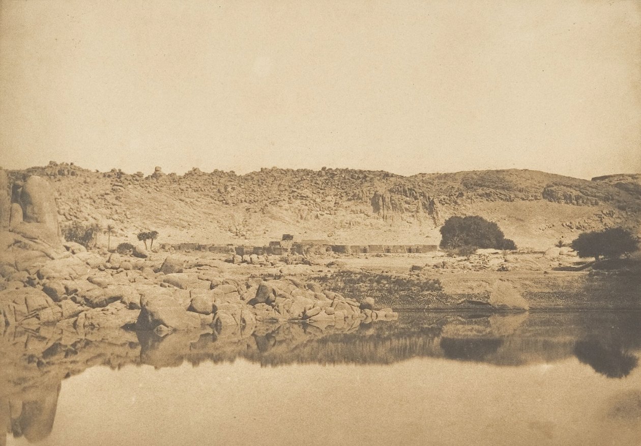 Udsigt taget nord for Philae - landsbyen Kounoço, 1849-50. af Maxime Du Camp