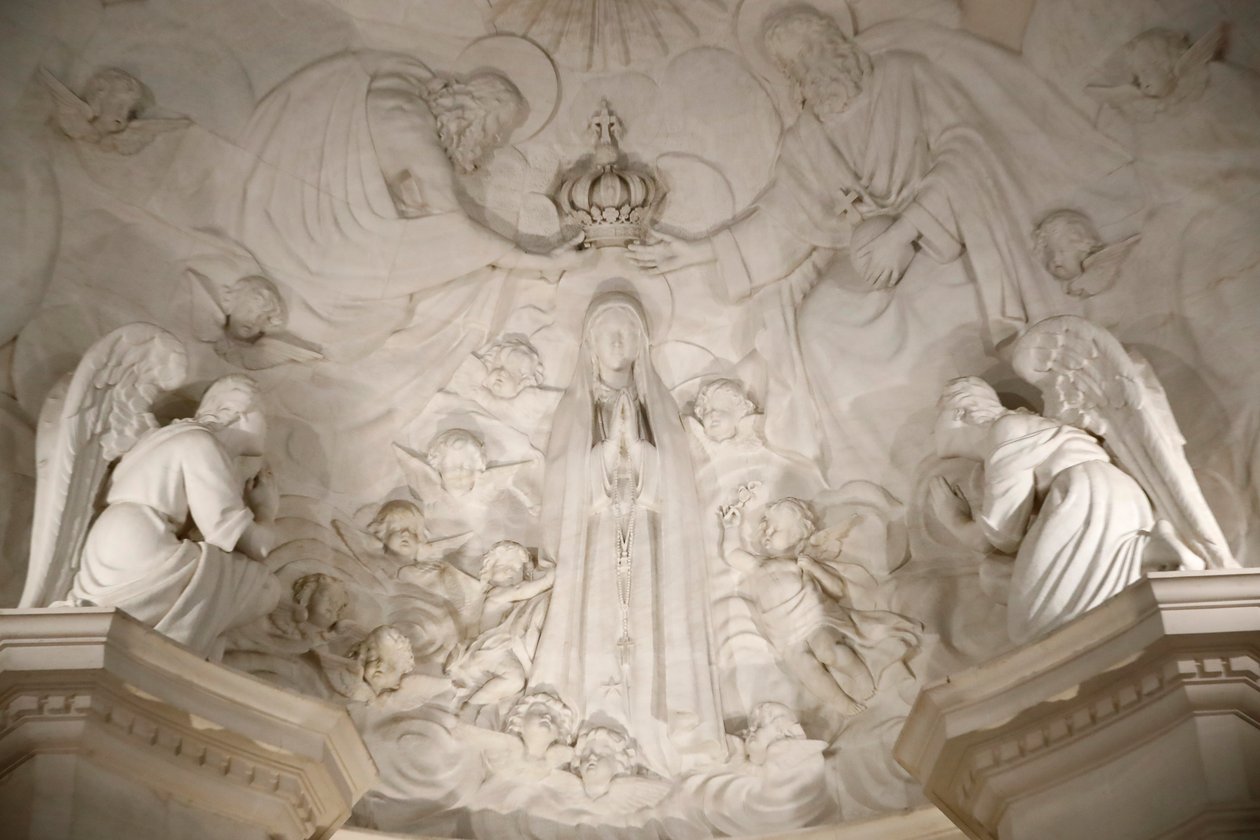 Fatimas helligdom. Interiør af den gamle Fatima-basilika. Kroningen af Jomfru Maria. Portugal. af Maximiano Alves