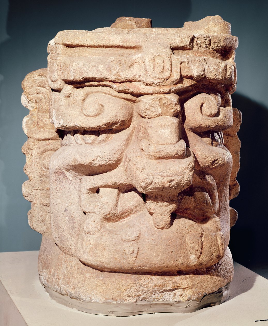 Antropomorfisk hoved, sandsynligvis et røgelseskar, ca. 1000-1500 (kalksten) af Mayan