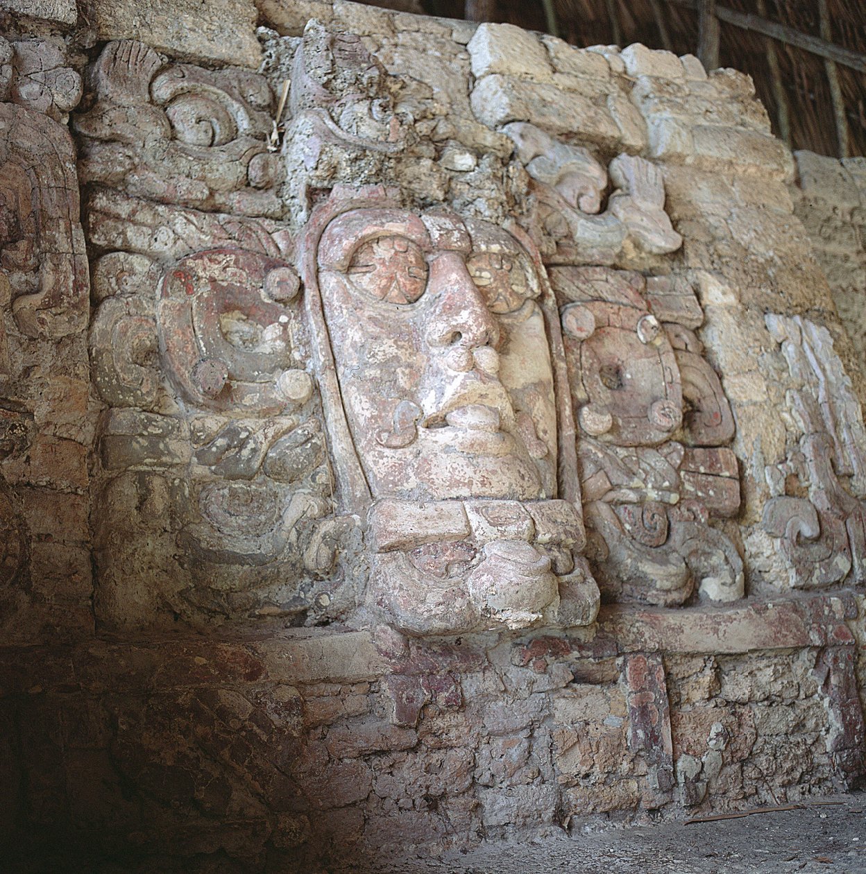 Arkitektonisk maske, Mascaronernes Tempel, Kohunlich, Yucatan-halvøen, Mexico Tidlig klassisk periode (300-600 e.Kr.) (sten og stuk) af Mayan