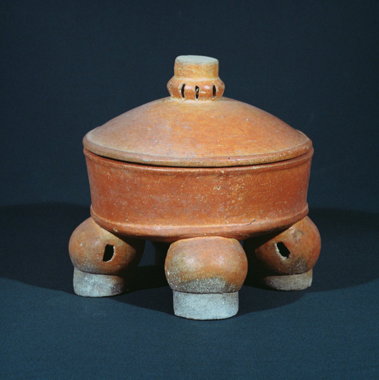 Overdækket tetrapod skål, fra Tikal, Peten, Guatemala, tidlig klassisk periode (ca. 200-600 e.Kr.) (keramik) af Mayan