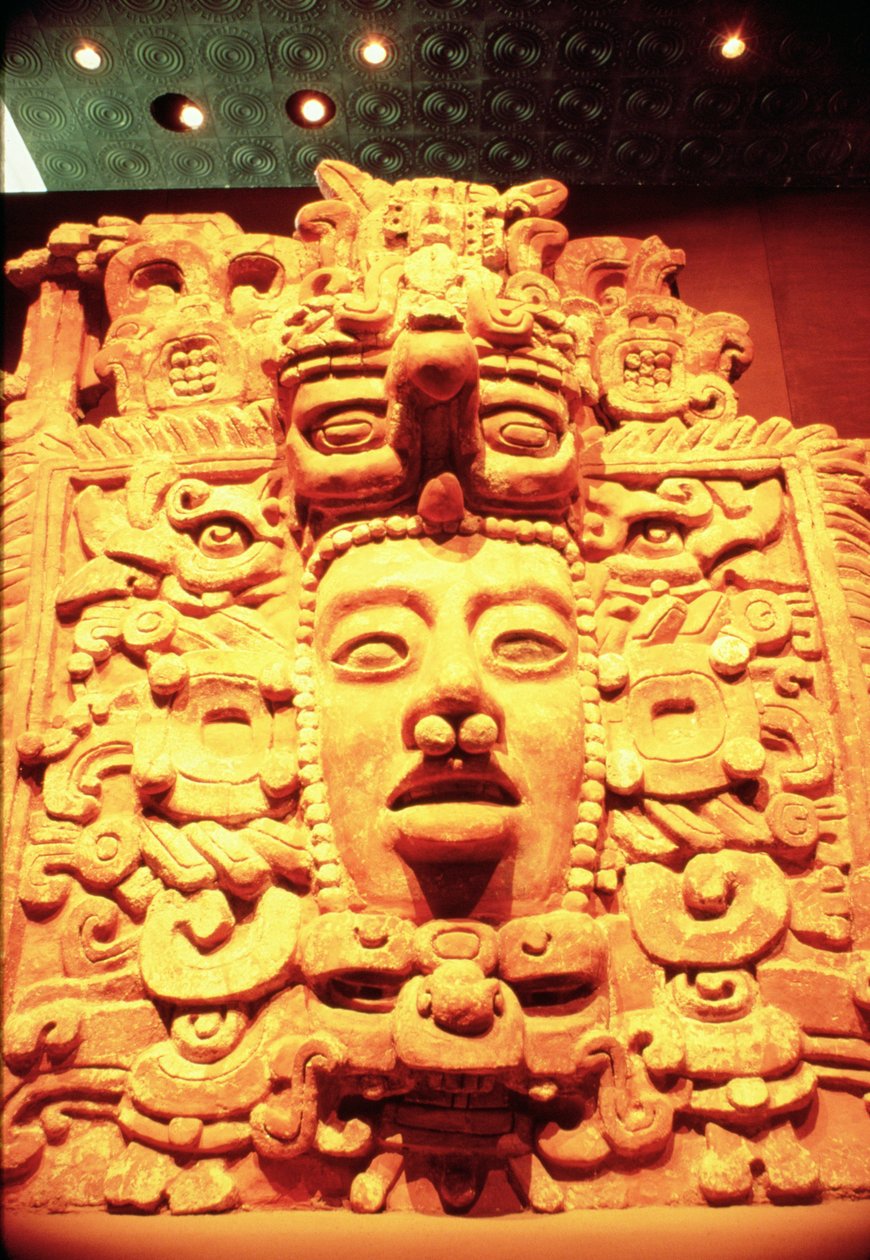 Detalje fra en tempelvæg med hovedet af en solgud af Mayan