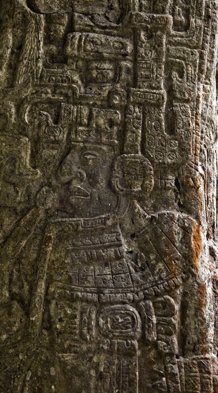 Detalje af Stela 14, der viser en boldspiller på en ikke-klassisk Maya-stil, Terminal Classic-sten af Mayan