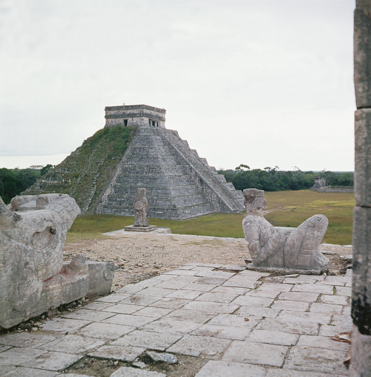 El Castillo, udsigt fra Warriors Temple, der viser Chacmool af Mayan