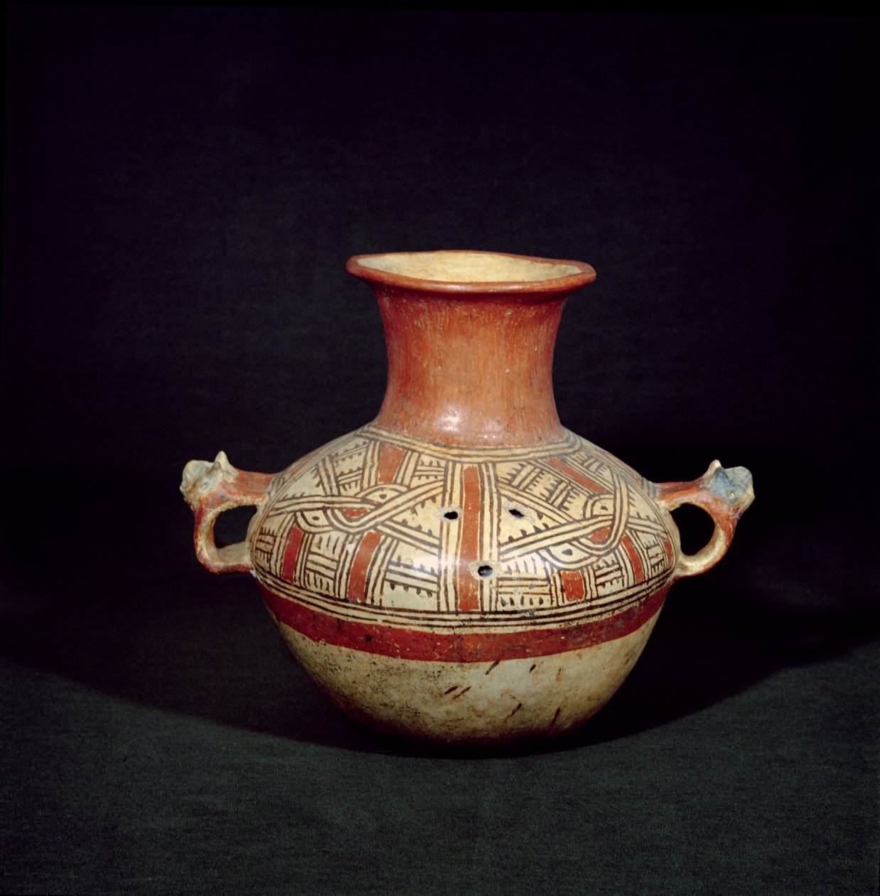 Begravelsesurne med huller fra Mixco Viejo, Quiche, guatemala, Mellemamerika, Post classic Period (terracotta) af Mayan
