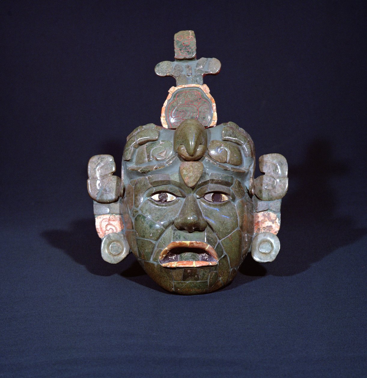 Gravmaske fra Tikal, Peten, Guatemala, tidlig klassisk periode (ca.200-600 e.Kr.) (jade, perlemor og pyrit) (se også 238269) af Mayan