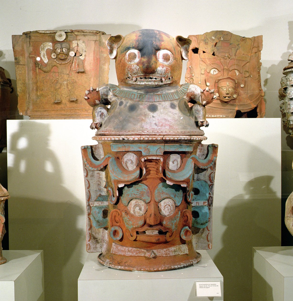 Ixil begravelsesurne med kattelåg, Nebaj, Guatemala, sidste klassiske periode (900-1200) (polykrom lertøj) (se også 310160) af Mayan