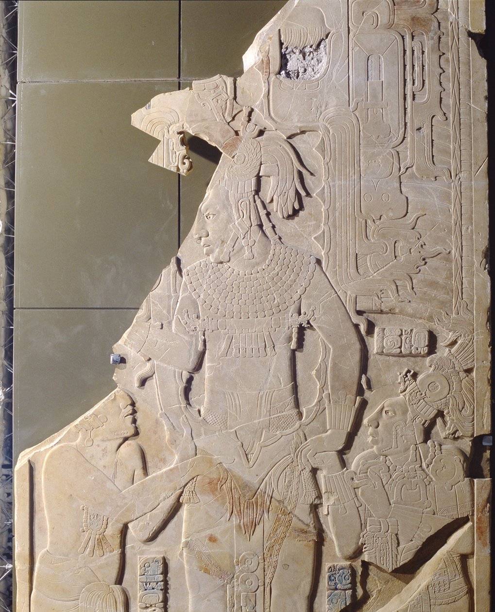 Panel, der viser en dignitær stående og to mænd knælende, fra Temple XIX, Palenque, Chiapas, Mexico, klassisk periode stuk detalje af 238274 af Mayan