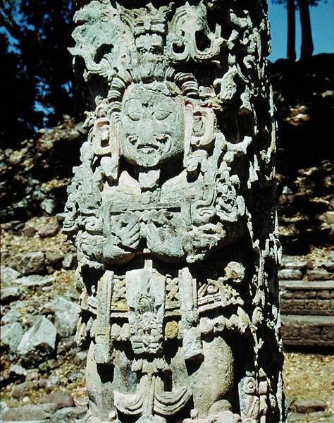 Stele, fra Stelaernes Store Hof, ca. 736 e.Kr af Mayan