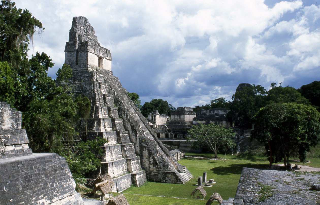 Udsigt over Tikal-templet 1, sen klassisk periode 600-900 e.Kr af Mayan
