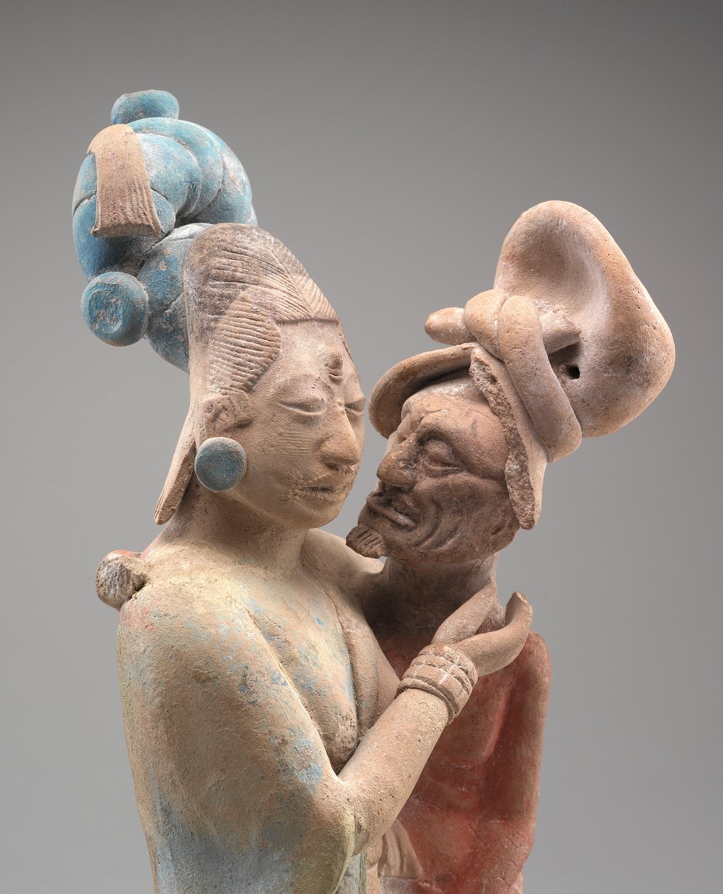 Embracing Couple (terracotta med pigmenter) (se også 323290) af Mayan