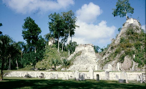 Forplads med stele og tempelhøj, ca.100 f.Kr.-900 e.Kr af Mayan