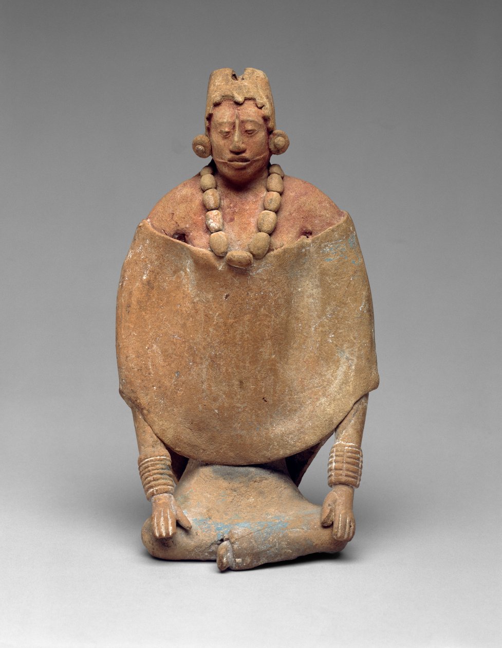 Siddende kvinde, Late Classic, 550-800 (lertøj med spor af maling) af Mayan