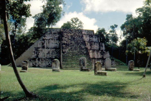 Tvillingpyramidgruppen med steler på forpladsen af Mayan
