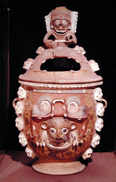 Urne med låg, fra Guatemala, klassisk periode, 600-950 (terracotta) af Mayan