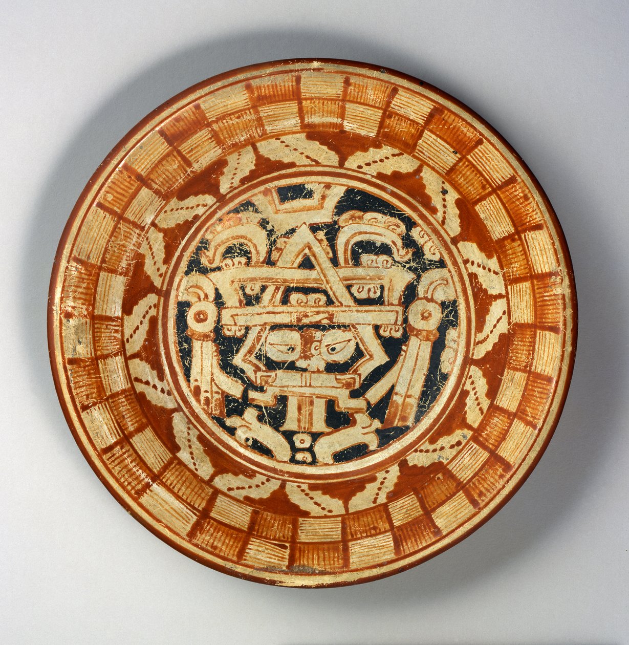 Tallerken, ca. 600-800 (keramik med rød, orange og sort på hvid slipmaling) af Mayan