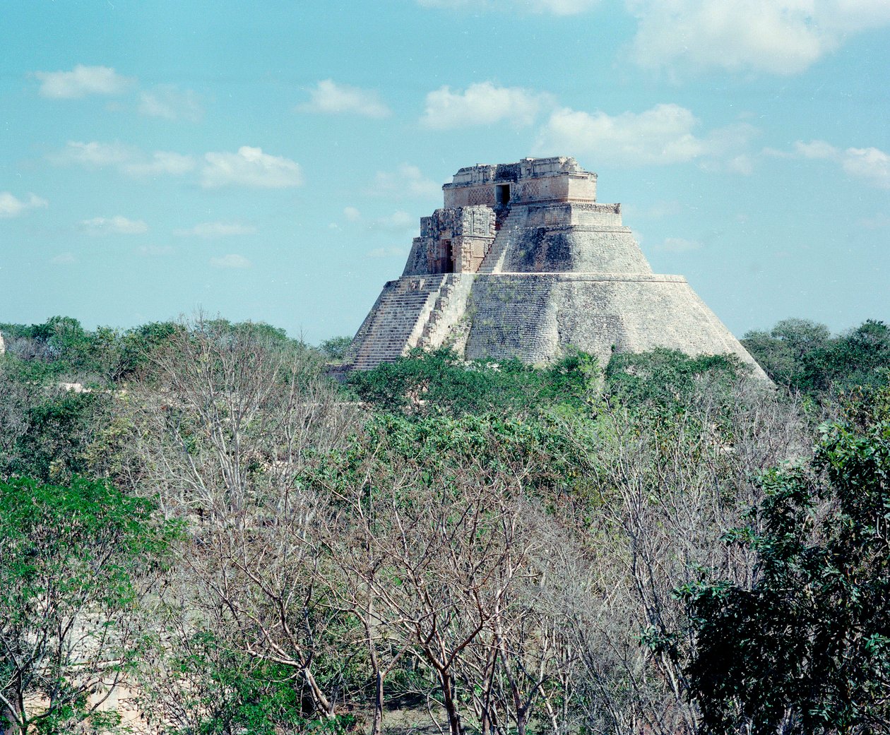 Før colombiansk civilisation: udsigt over det øvre tempel på stedet for Uxmals gamle maya-hovedstad, Puuc-stil. Nord Yucatan 600-900 e.Kr. Mexico af Mayan