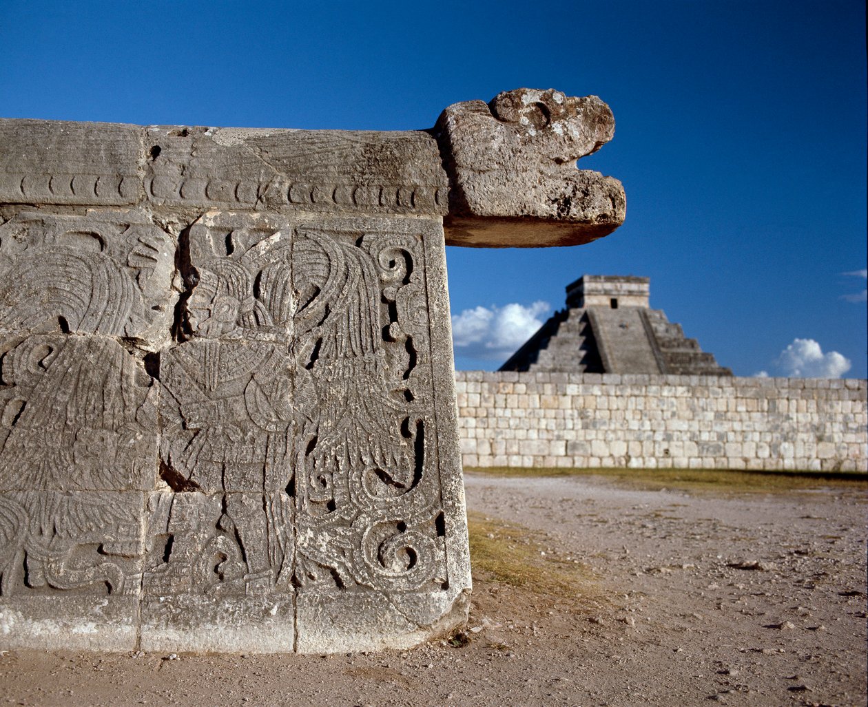 Den store boldlegeplads og i baggrunden castillo, 750-1200 af Mayan