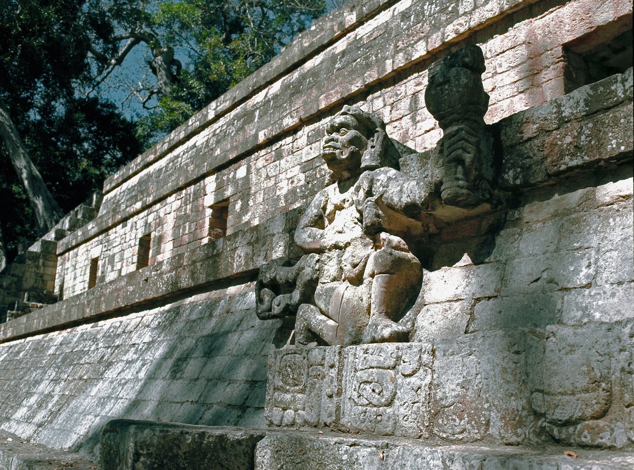 Udsigt over væggen på Akropolis med skulpturer af herskere fra Copan, klassisk periode 7.-8. århundrede af Mayan