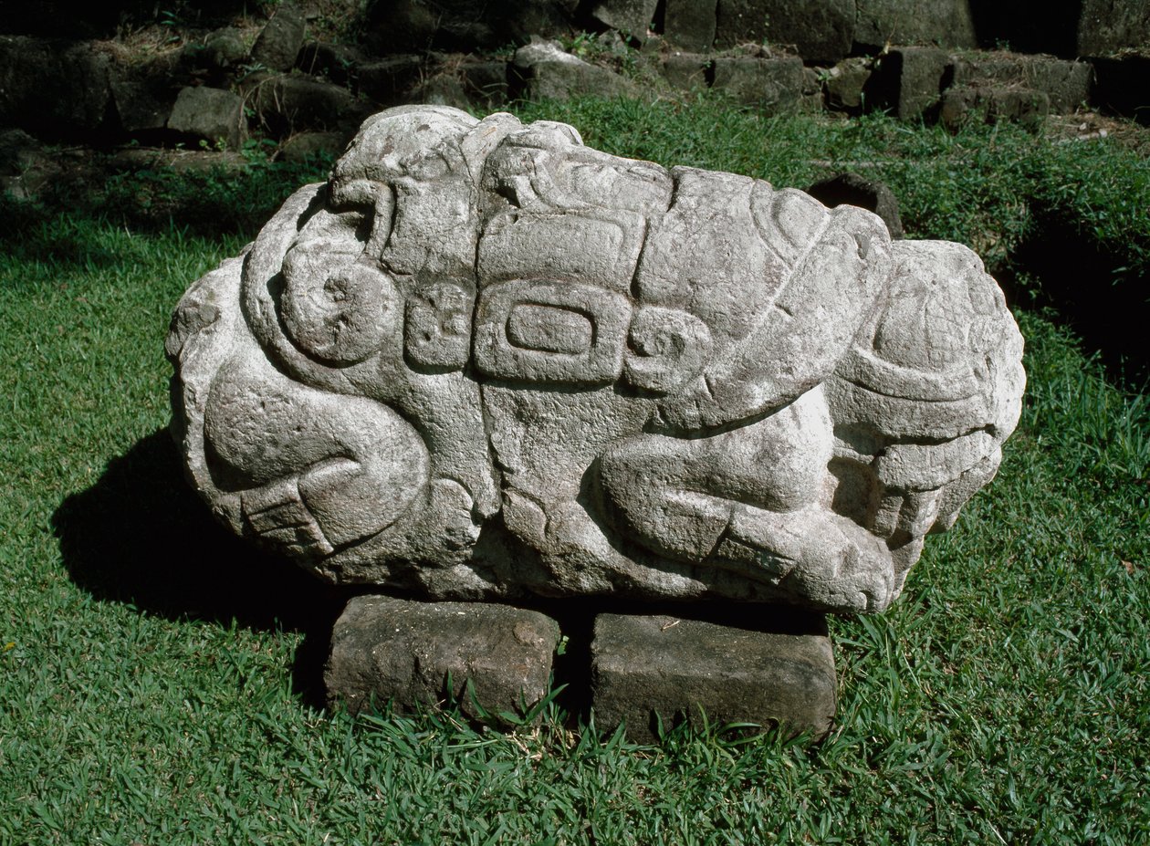 Zoomorfisk alter udskåret i en blok af gres af Mayan