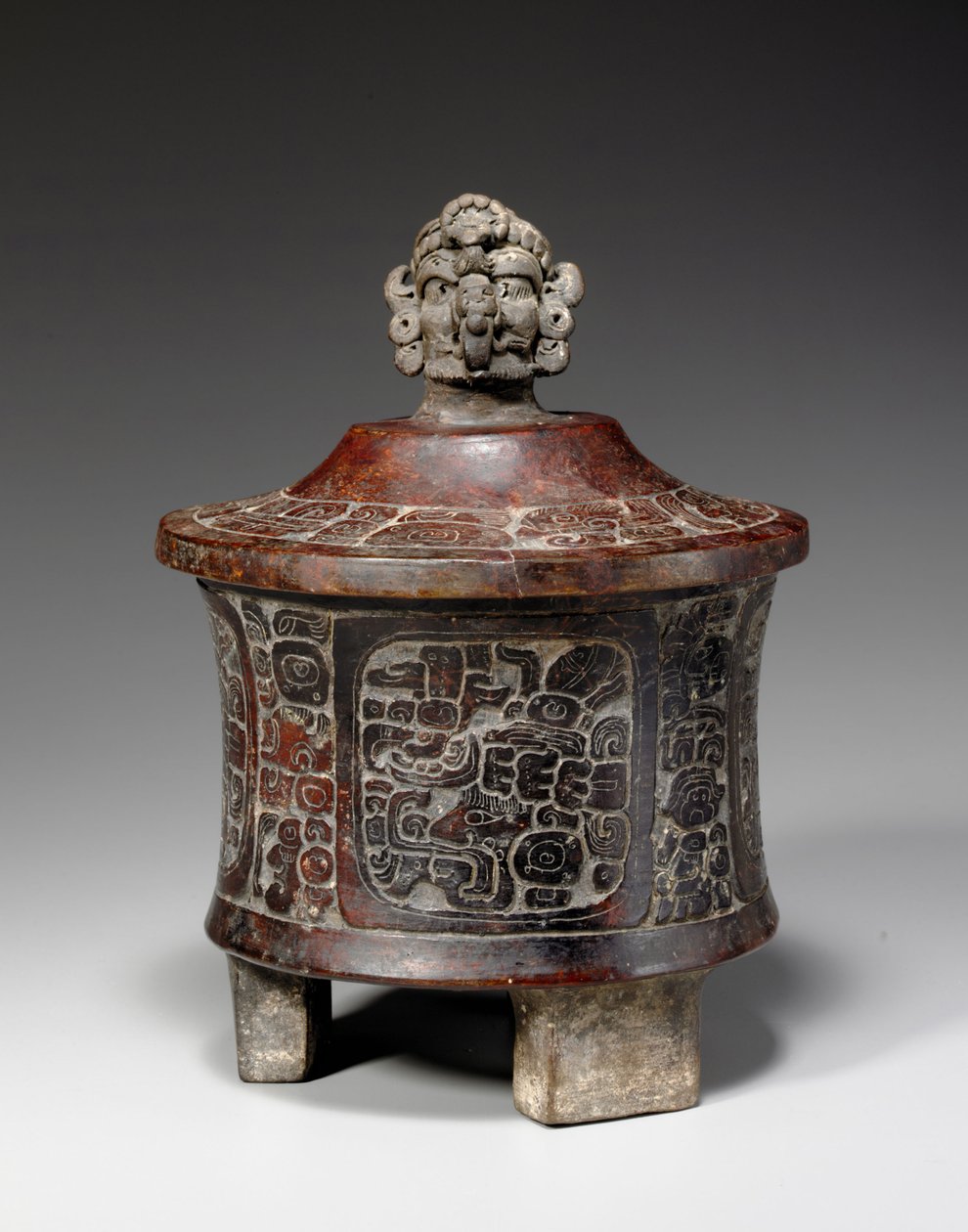 Et Maya-låg og udskåret stativbeholder, ca. 250-450 af Mayan Mayan