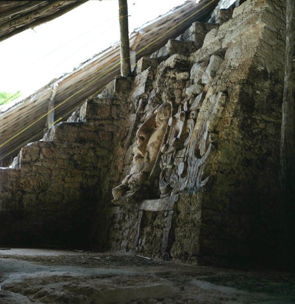 Arkitektonisk maske, Mascaronernes Tempel, Kohunlich, Yucatan-halvøen, Mexico Tidlig klassisk periode (300-600 e.Kr.) (stuk og sten) af Mayan Mayan