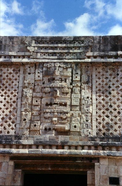Udskæringsdetalje fra den østlige bygning af nonneklosterfirkanten, Late Classic Maya, ca. 700-900 e.Kr. (foto) af Mayan Mayan