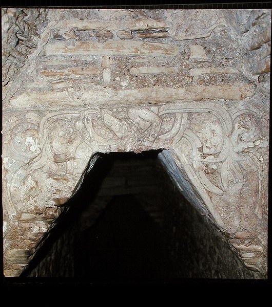 Udskæringer fra kælderen i paladset, senklassisk maya (foto) af Mayan Mayan