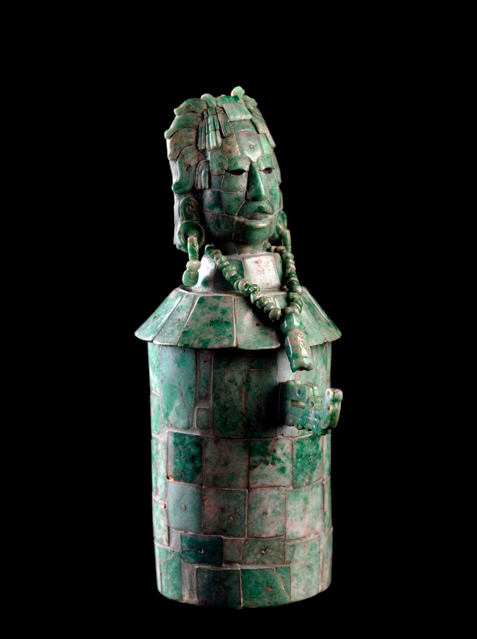 Cylindrisk vase med jadeitmosaik, låget er et mandshoved iført en fjerhovedbeklædning. Fra Tikal, ca. 250 til 900 af Mayan Mayan
