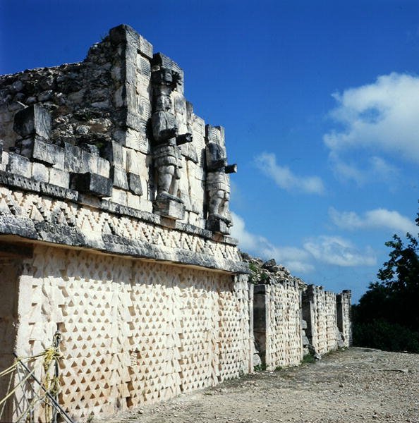 Detalje af den bagerste facade af Maskepaladset, sen klassisk periode (600-900 e.Kr.) (foto) (se også 238296) af Mayan Mayan