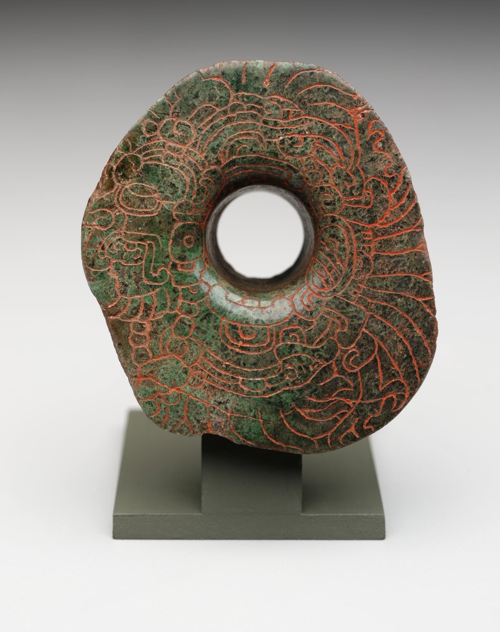 Øreblus med indskåret billede af den vigtigste fuglegud, ca. 300-500 (jadeit) af Mayan Mayan
