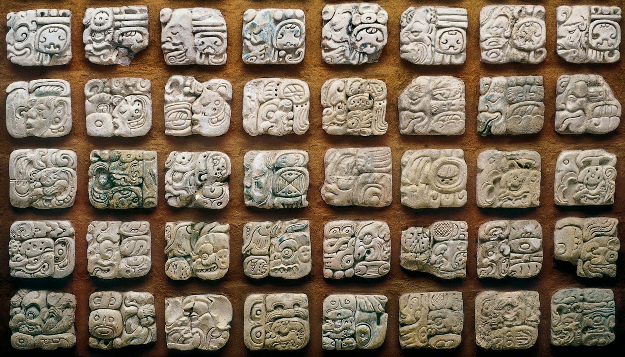 Maya-kalender (320-1697) sammensat af forskellige glyffer (indgraverede sten) af Mayan Mayan