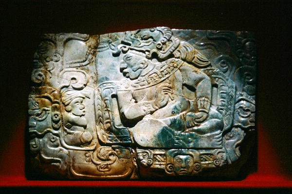 Kongens og en hofmand i brystkasse, fra Nebaj, Guatemala, klassisk periode (jade) af Mayan Mayan