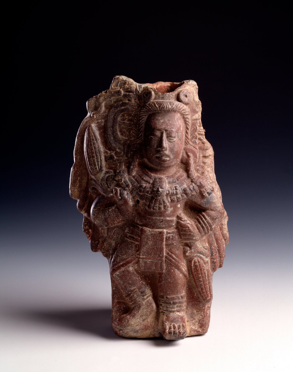 Antropomorf lerstatuette, der repræsenterer en gudinde forbundet med majsen, har funktionen som fløjte. fra Alta Verapaz, Guatemala. Svag. 23,5 x 14,5 cm Guatemala City, Arc National Museum af Mayan Mayan
