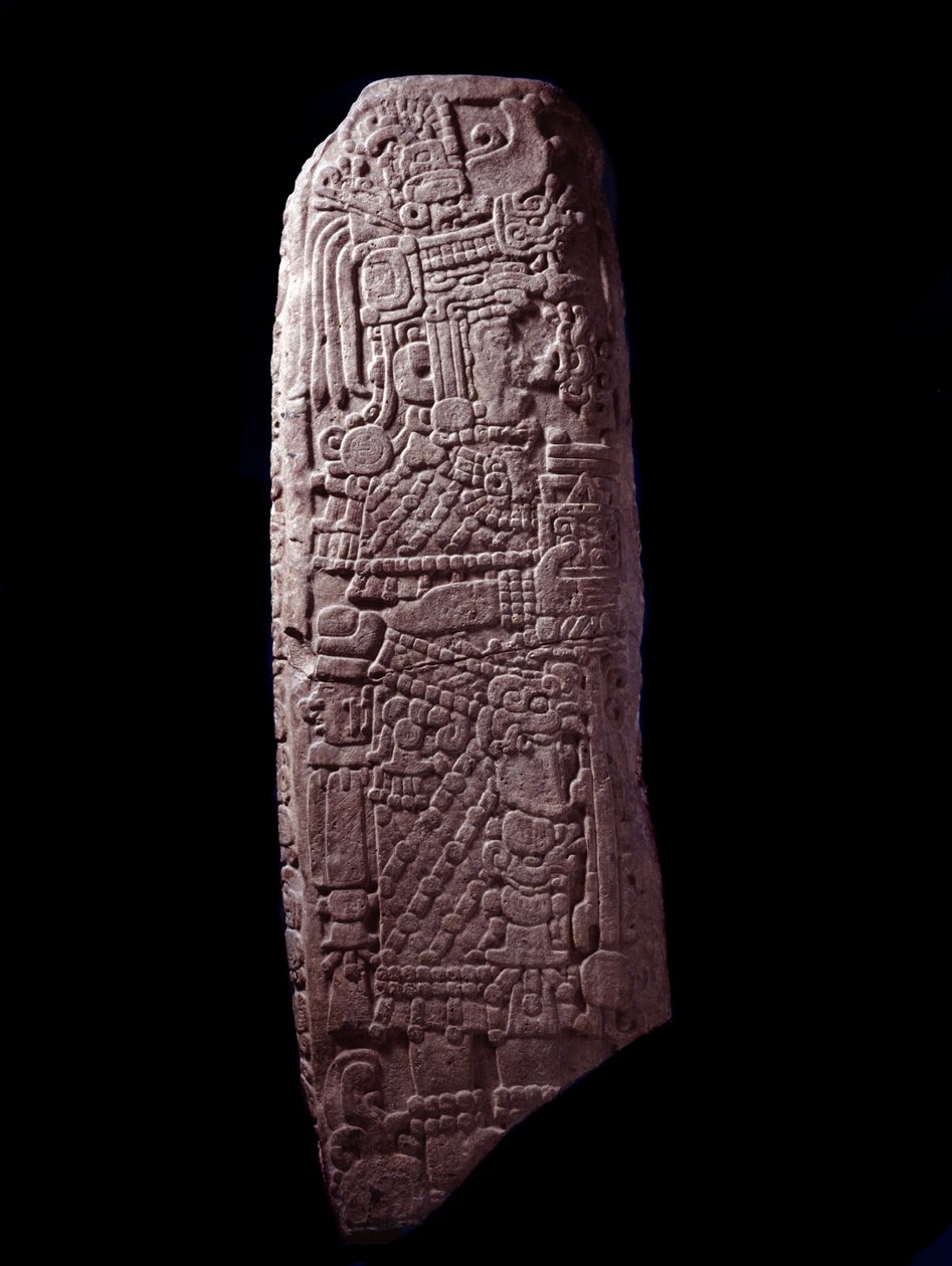 Præcolombiansk kunst, Maya-civilisation, indledende klassisk periode: stenstele 5 fra El Zapote, Peten, Guatemala. Sol. h. 127 cm Guatemala, Museo Nazionale di Archeologia e Etnologia - præcolumbiansk kunst, Maya-civilisation, klassisk periode (ca. 250 til af Mayan Mayan
