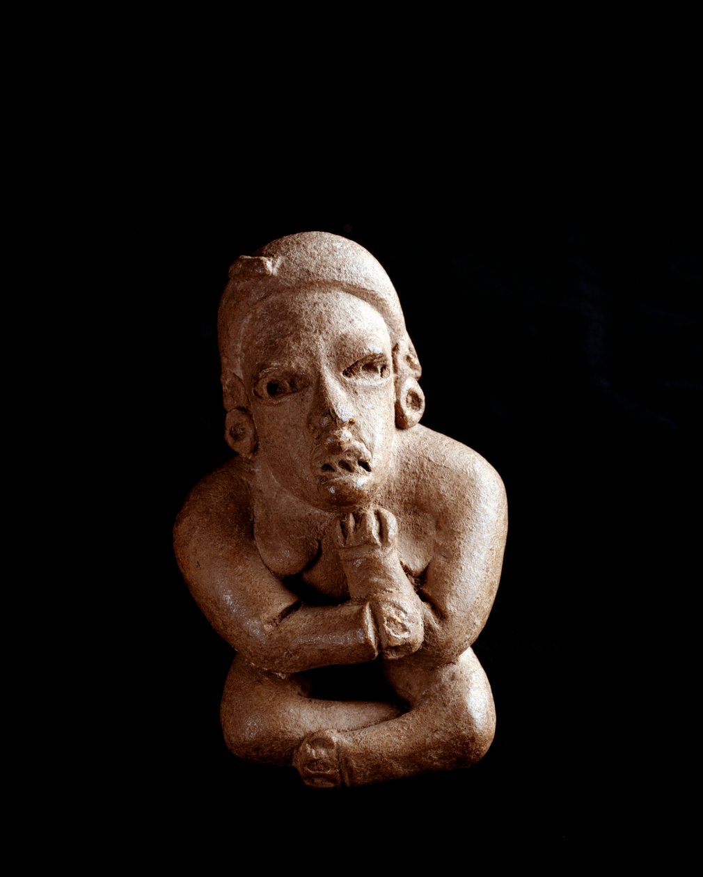 Præcolumbiansk kunst, Maya-civilisation, før-klassisk periode: lerstatuette, der forestiller en kvinde siddende, arme og ben over kors. fra St. Augustine Acasaguastlan El Progeso, Guatemala. Svag. 10,7 cm Guatemala City, Nationalmuseet for arkæologi og etn af Mayan Mayan
