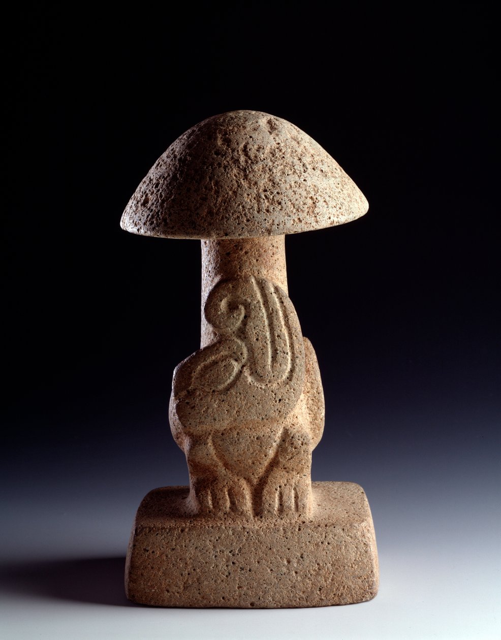 Præcolombiansk kunst, Maya-civilisation, præklassisk periode: basaltskulptur i form af en svamp med repræsentation af en stiliseret slange. fra Kaminaljuyu, Guatemala. Svag. 28,5 x bredde 15,8 cm Guatemala, Museo Nazionale di Archeologia e Etnologia af Mayan Mayan