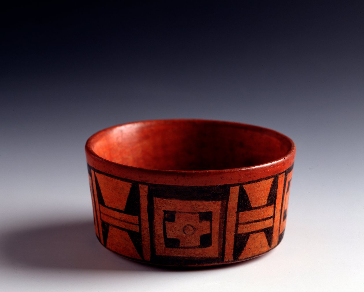 Præcolumbiansk kunst, Maya-civilisation, klassisk periode: skåret af bikromt ler dekoreret med geometriske motiver. Fra Tikal, Quiche, Guatemala Sun. h. 5,7 x diam. 11,5 cm Guatemala, Nationalmuseet for arkæologi og etnologi af Mayan Mayan