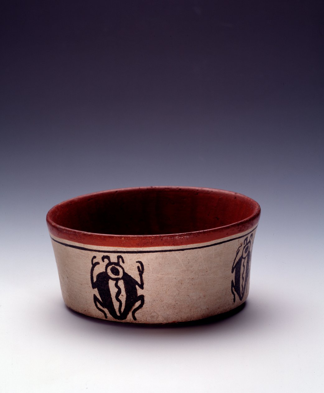 Præcolombiansk kunst, Maya-civilisation, klassisk periode: skæring af polykrom lerdekor af sorte coleoptere. Fra Peten, Guatemala søn. h. 5,8 x diam. 12,6 cm Guatemala, Museo Nazionale di Archeologia e Etnologia - præcolumbiansk kunst, Maya-civilisationen, af Mayan Mayan